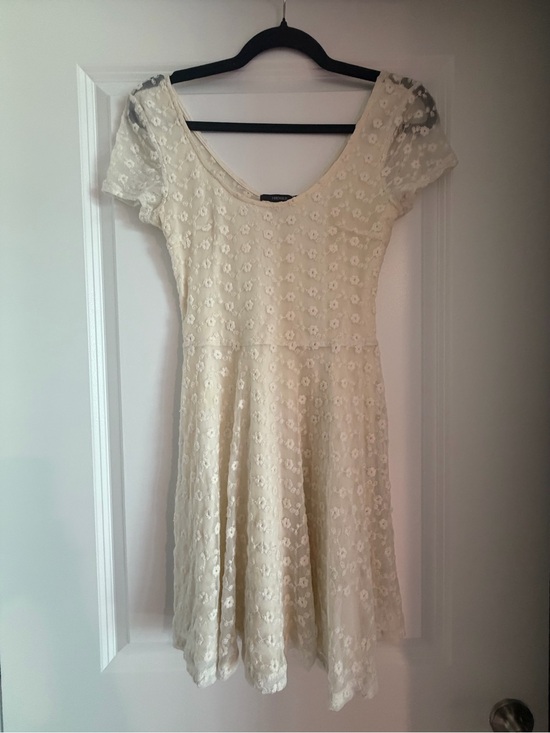 Forever 21 Dresses & Skirts - Forever 21 floral Lace Fit & Flare Short Sleeve Dress in Cream